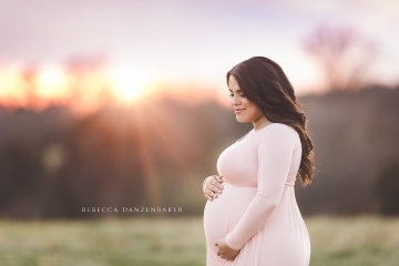 Outdoor maternity photography