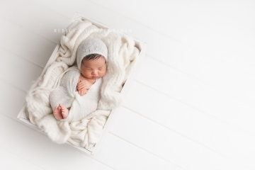 Newborn baby photography with all-white props Newborn baby photography with all-white props