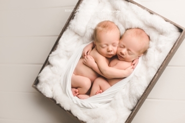 Newborn twins photo shoot Newborn twins photo shoot