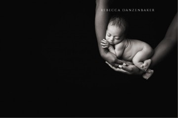 Baby sleeping in mother's arms newborn photography Baby sleeping in mother's arms newborn photography