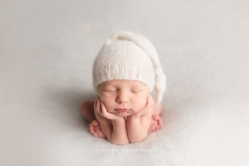 Newborn froggy pose Northern Virginia