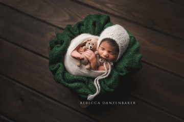 newborn-props-with-green-blanket