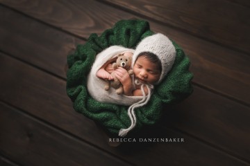 newborn-props-with-green-blanket newborn-props-with-green-blanket